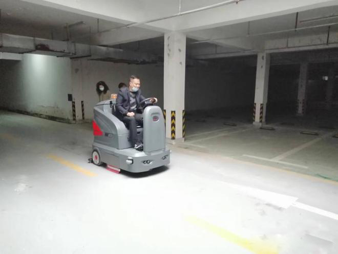 鹰潭小区物业保洁不用人力改用驾驶式洗地机了